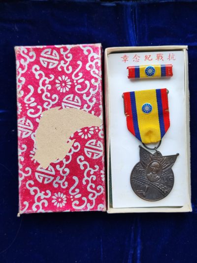 世界精品徽章收藏拍卖-八月专场 - 带获得者信息的抗战胜利纪念章，原盒好品，授予美军援华部队的Robert. C. Newman上尉