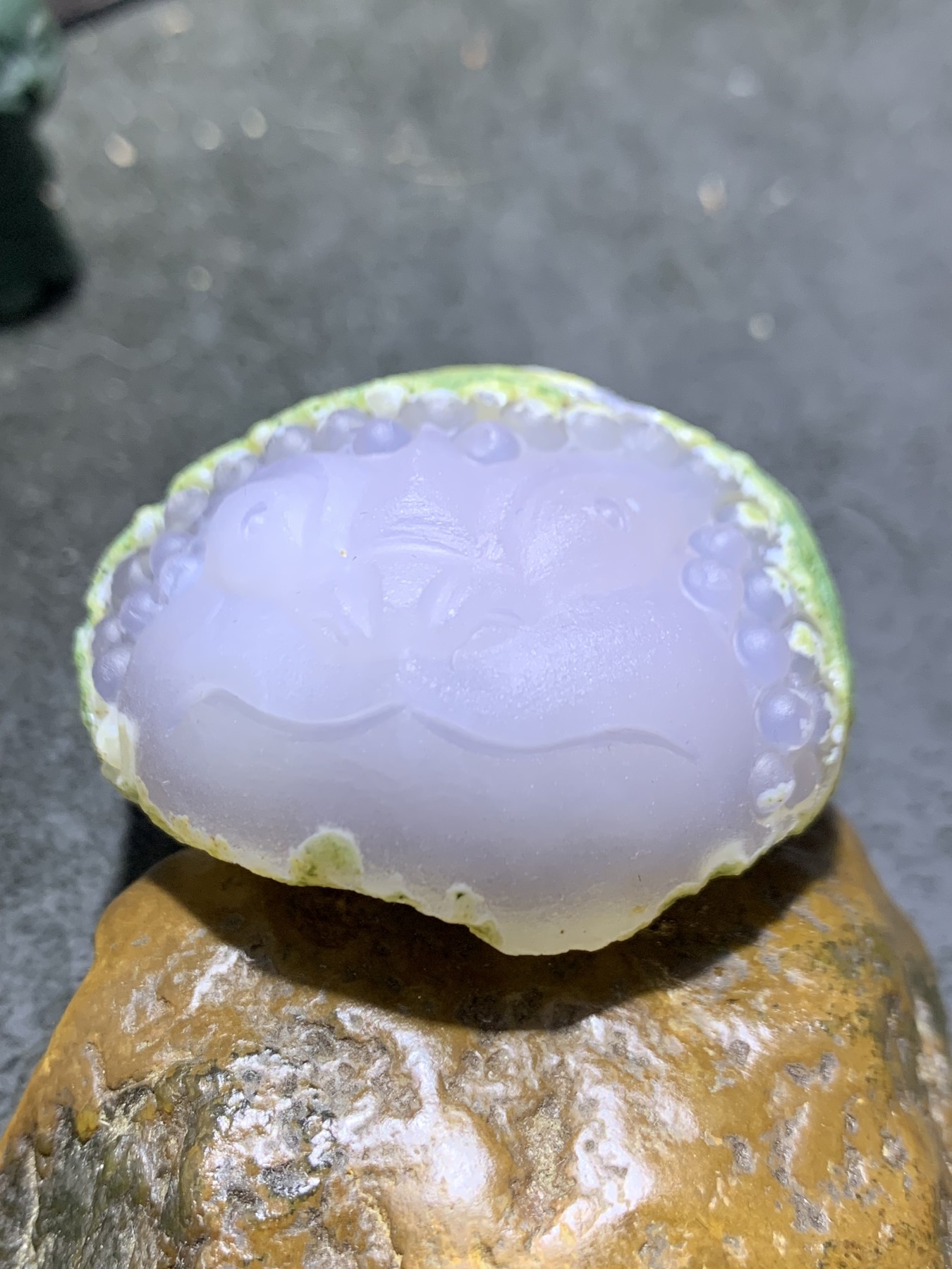 精美天然戈壁绿皮玛瑙雕刻招财金蟾大吊坠（把件)一个，