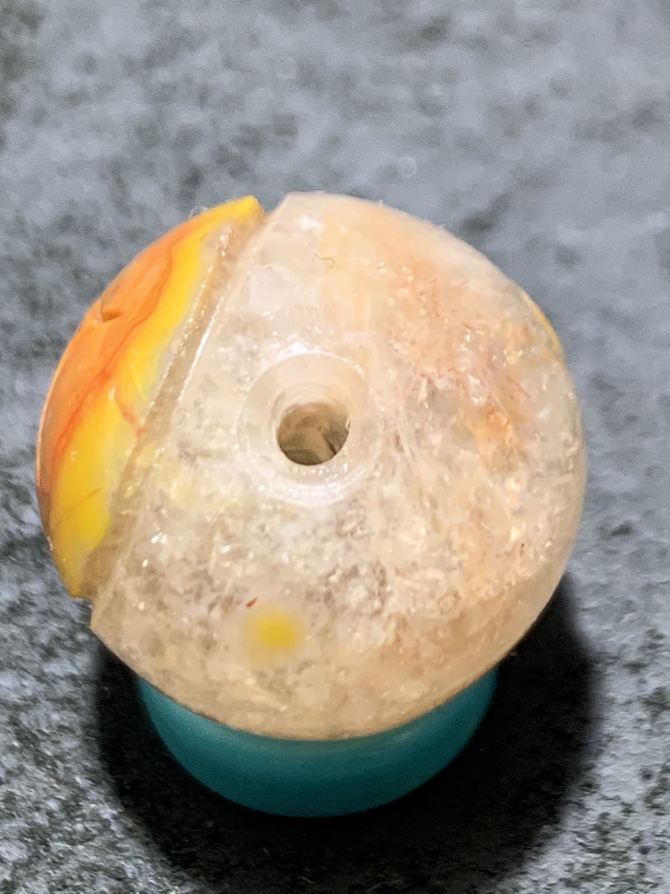 精美冰飘战国红玛瑙手工俏色巧雕连中三元圆珠一个，