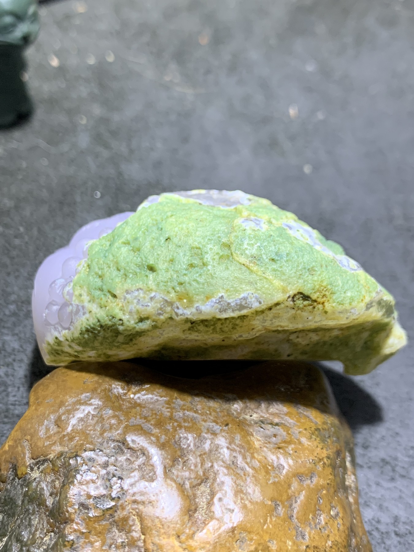 精美天然戈壁绿皮玛瑙雕刻招财金蟾大吊坠（把件)一个，
