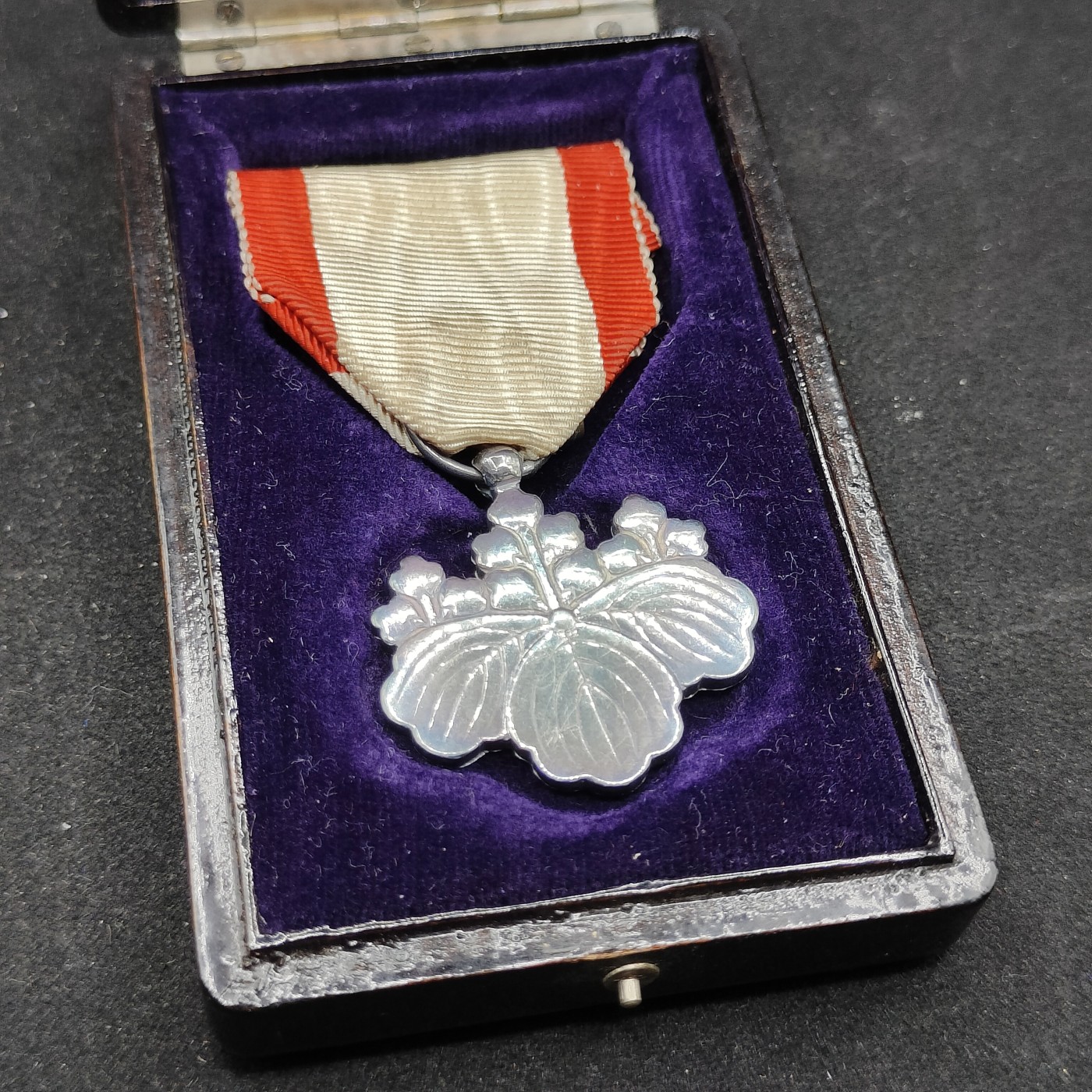 全场0元起拍 第81期 咸鱼国勋章拍卖专场 8月13日（周日）下午6：00开始 明治时期 日本白叶章 银制带盒