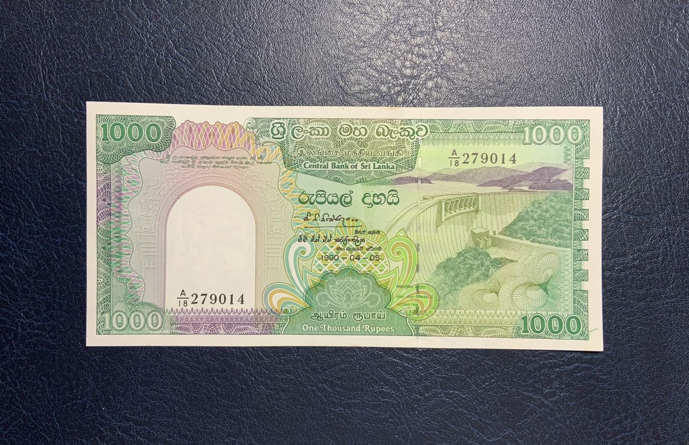 收藏联盟Quantum Auction 第280期拍卖  斯里兰卡1990年1000卢比 品相UNC- 瑕疵细节如图 荧光孔雀王