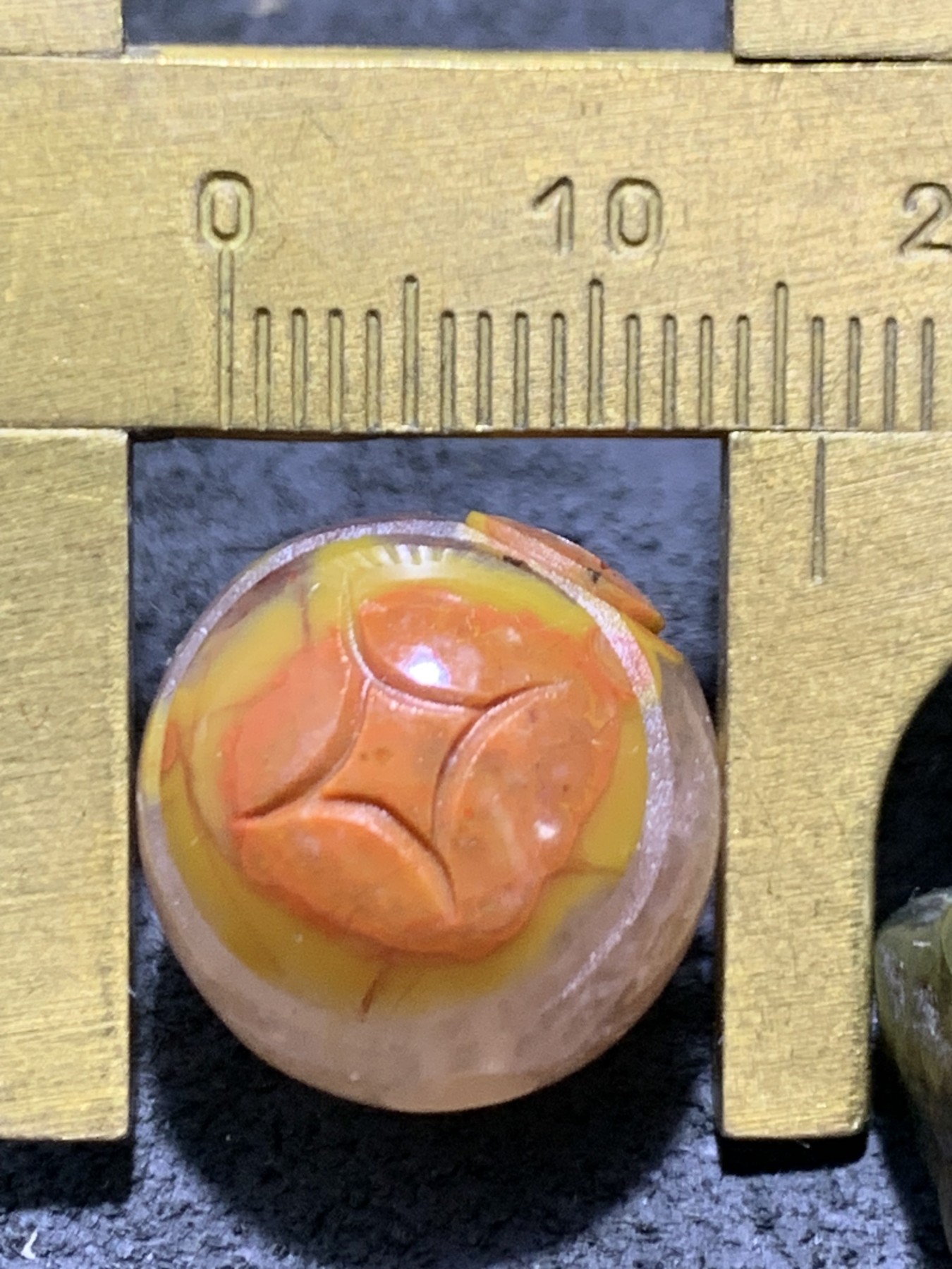 精美冰飘战国红玛瑙手工俏色巧雕连中三元圆珠一个，