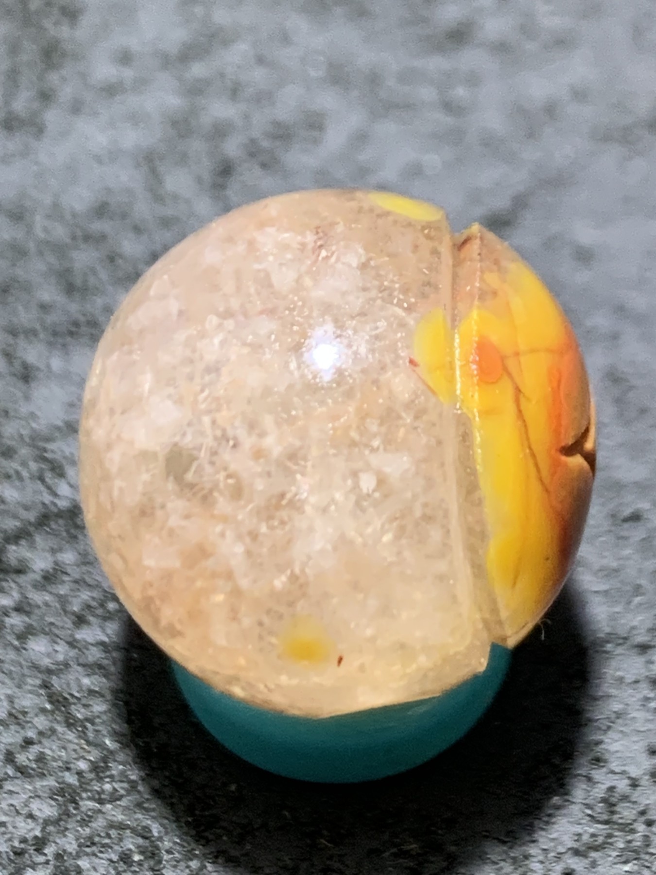 精美冰飘战国红玛瑙手工俏色巧雕连中三元圆珠一个，