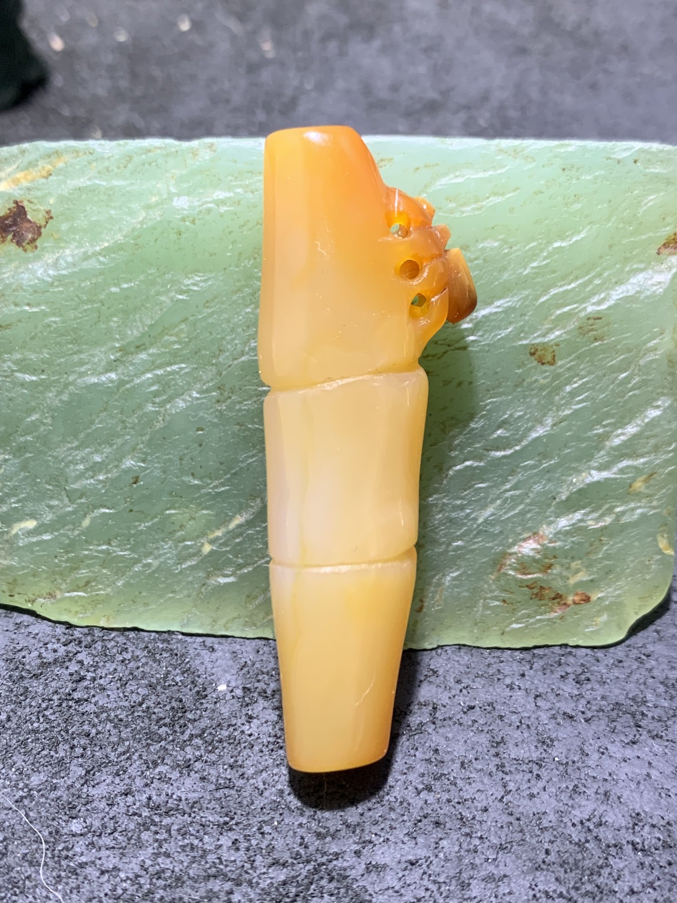 精美手工雕刻天然原皮糖料马达加斯加玛瑙俏色巧雕竹节蜘蛛吊坠(把件)一个，