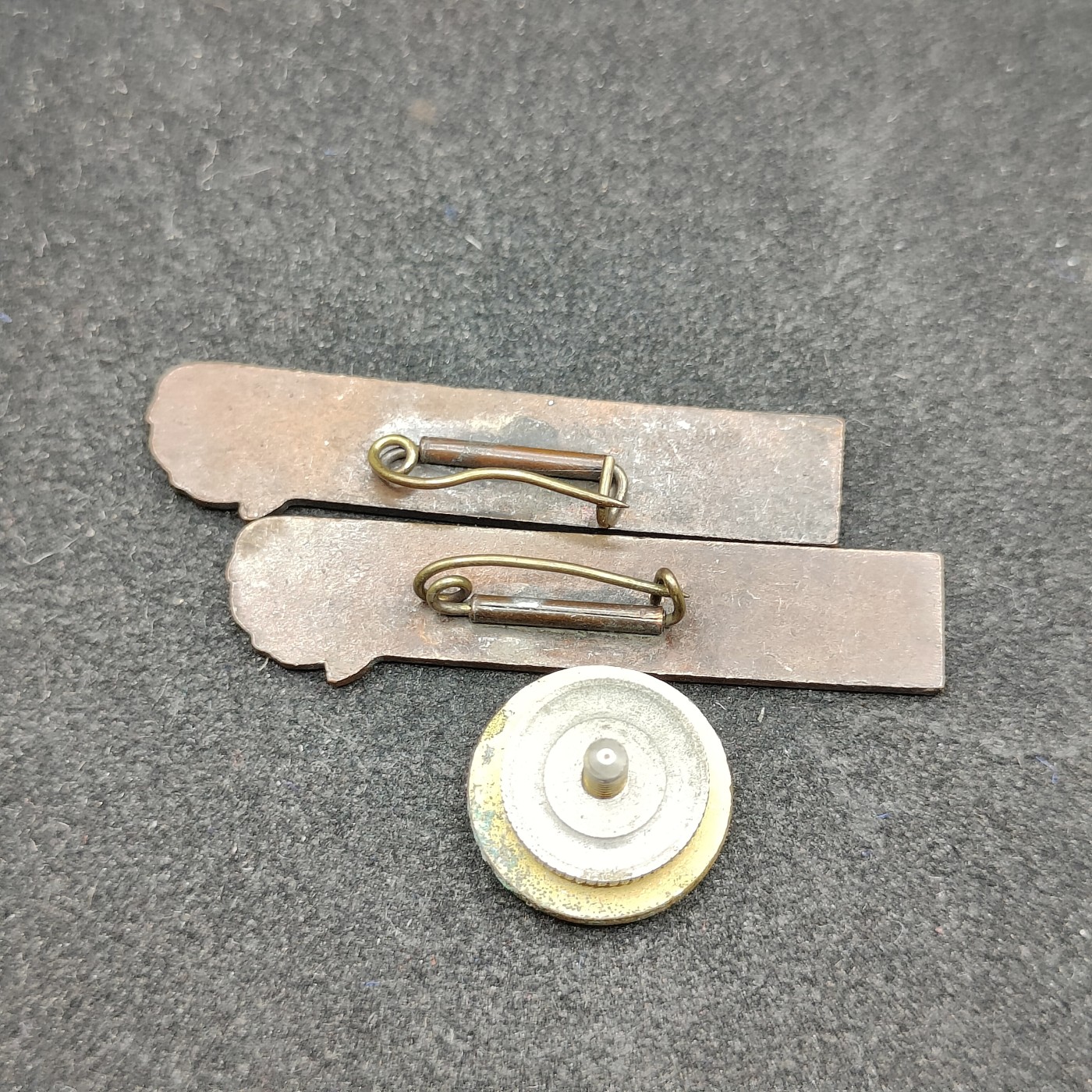 全场0元起拍 第81期 咸鱼国勋章拍卖专场 8月13日（周日）下午6：00开始 日本高校珐琅徽章三个