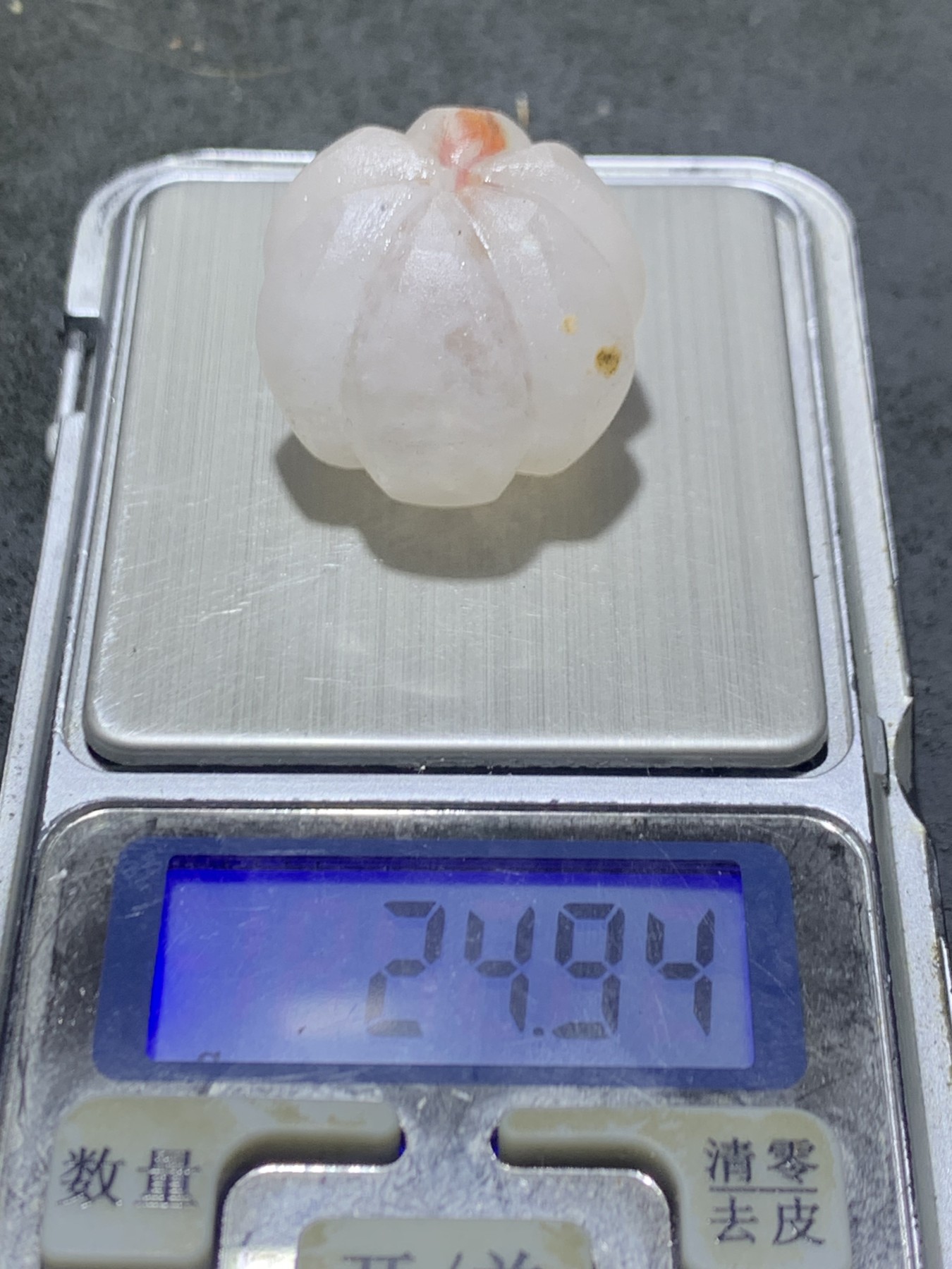 精美亚光满冰飘糖心料战国红玛瑙手工雕刻六瓣平头瓜珠一颗！