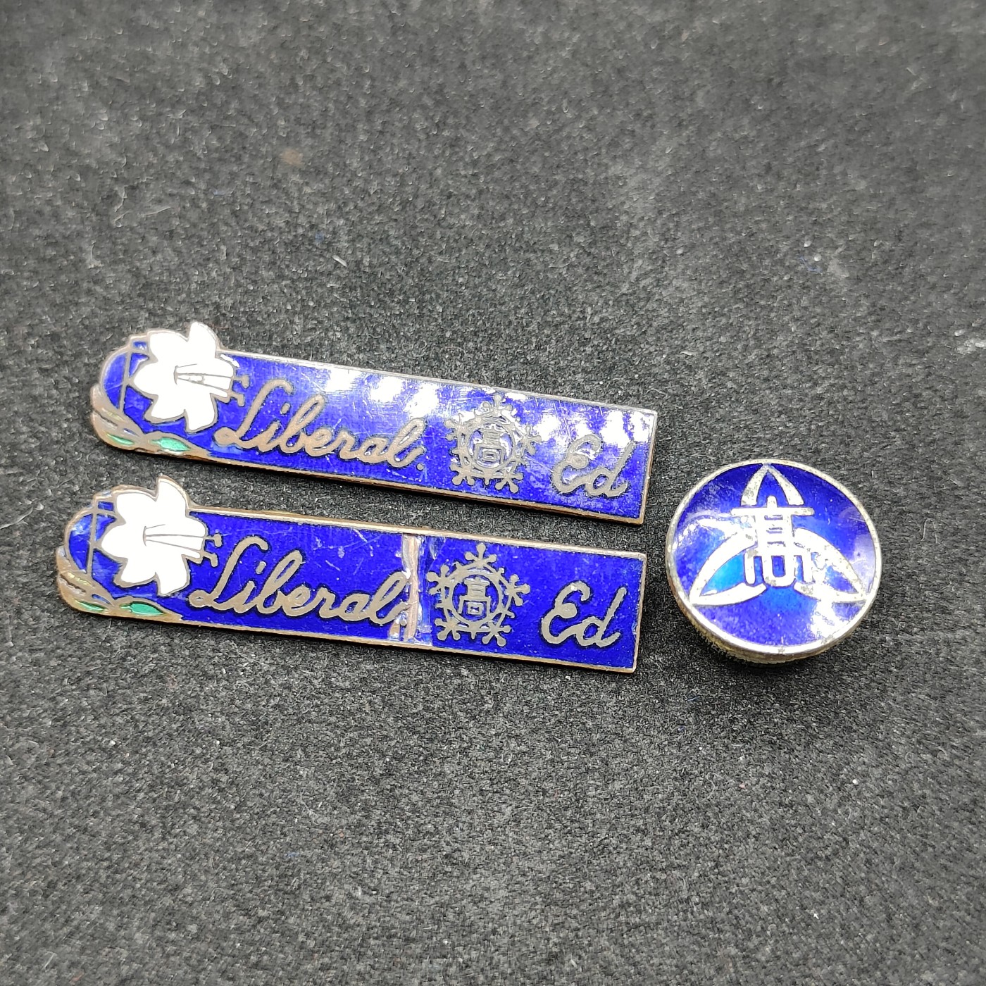 全场0元起拍 第81期 咸鱼国勋章拍卖专场 8月13日（周日）下午6：00开始 日本高校珐琅徽章三个