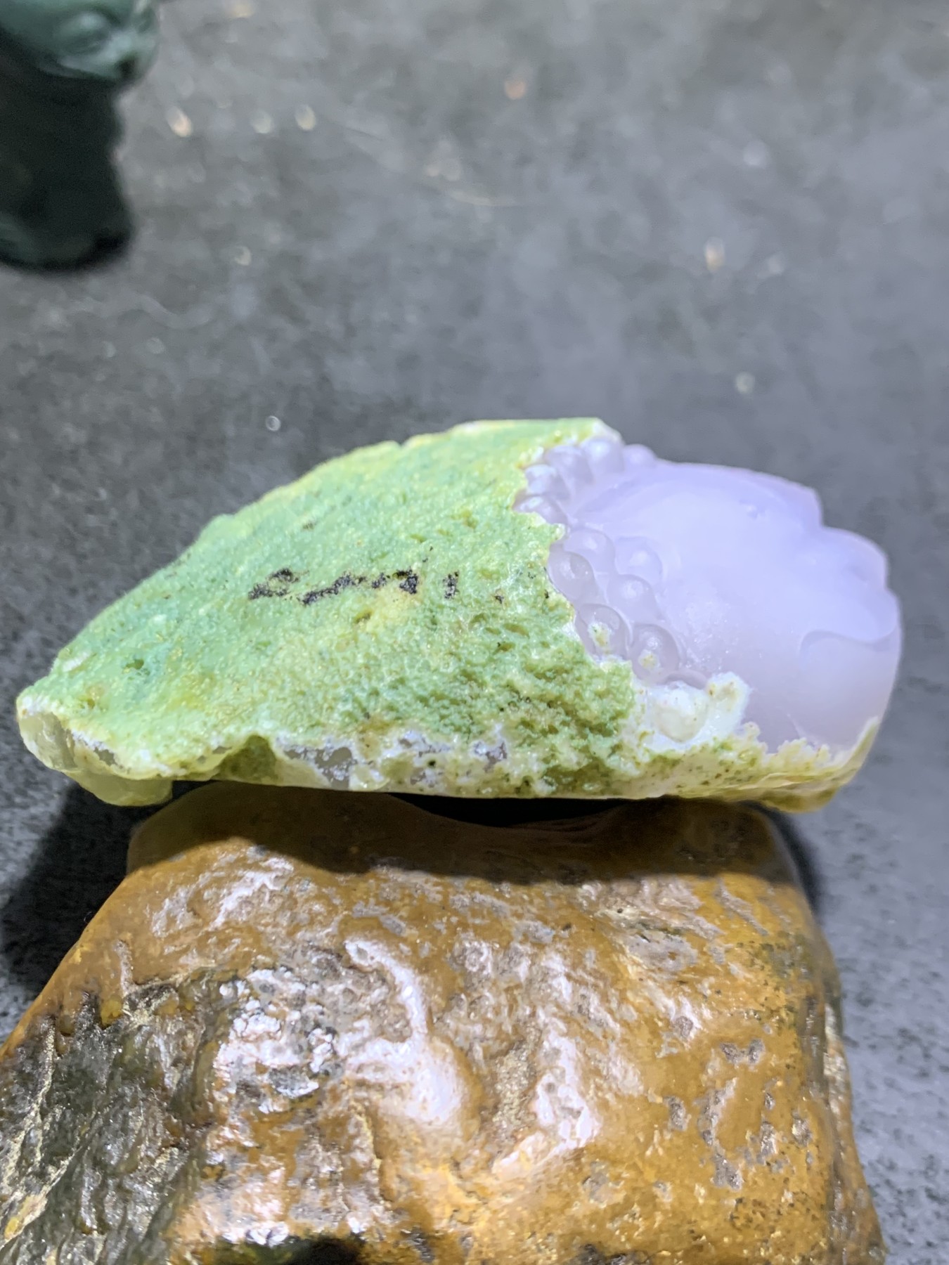 精美天然戈壁绿皮玛瑙雕刻招财金蟾大吊坠（把件)一个，