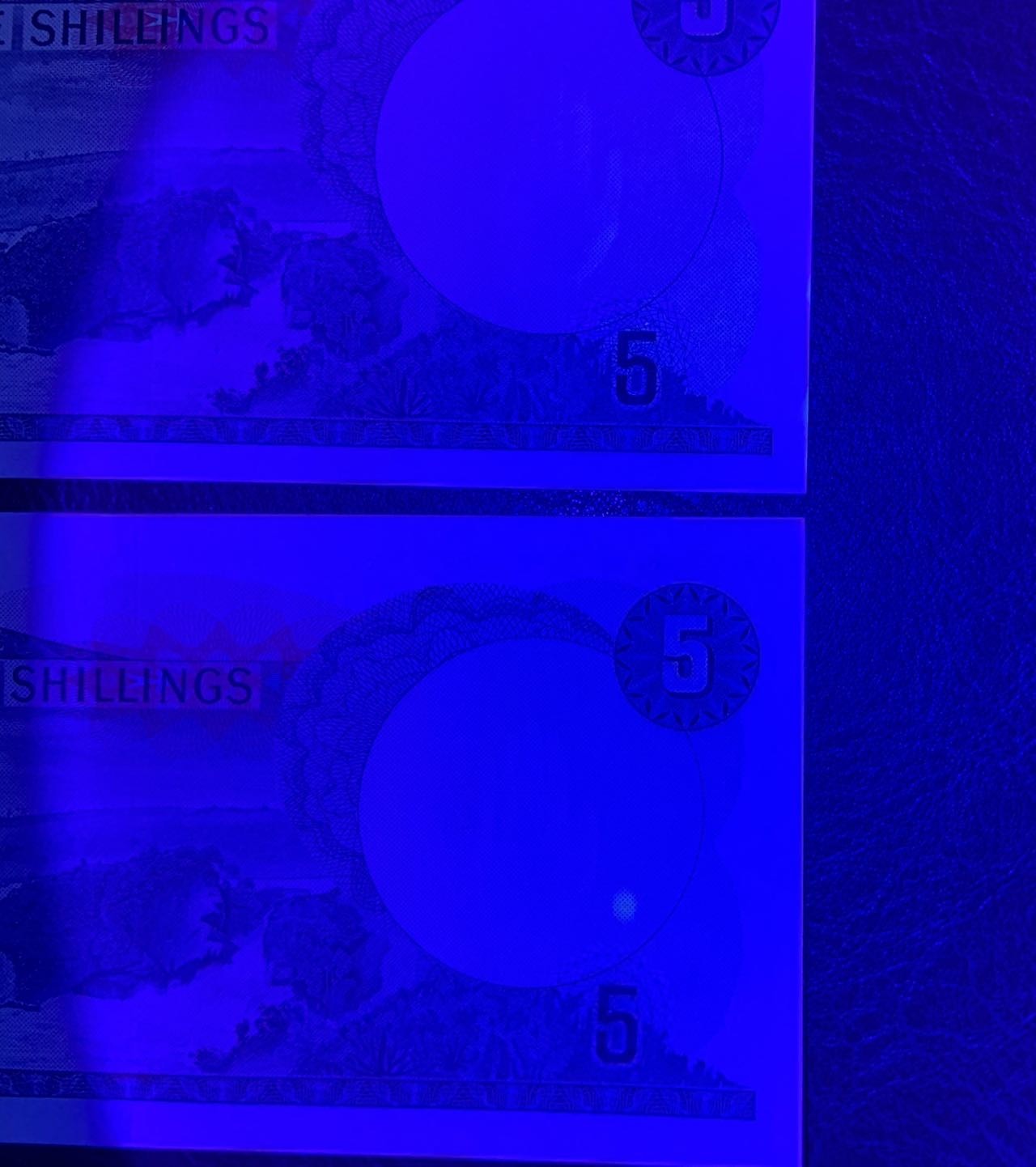 收藏联盟Quantum Auction 第280期拍卖  乌干达1966年5先令2张 品相UNC 该国首枚纸币 PICK1a 裁切原因两张大小相差1mm并且其中一张水印处有一个杂质黄点，另一张边缘微瑕