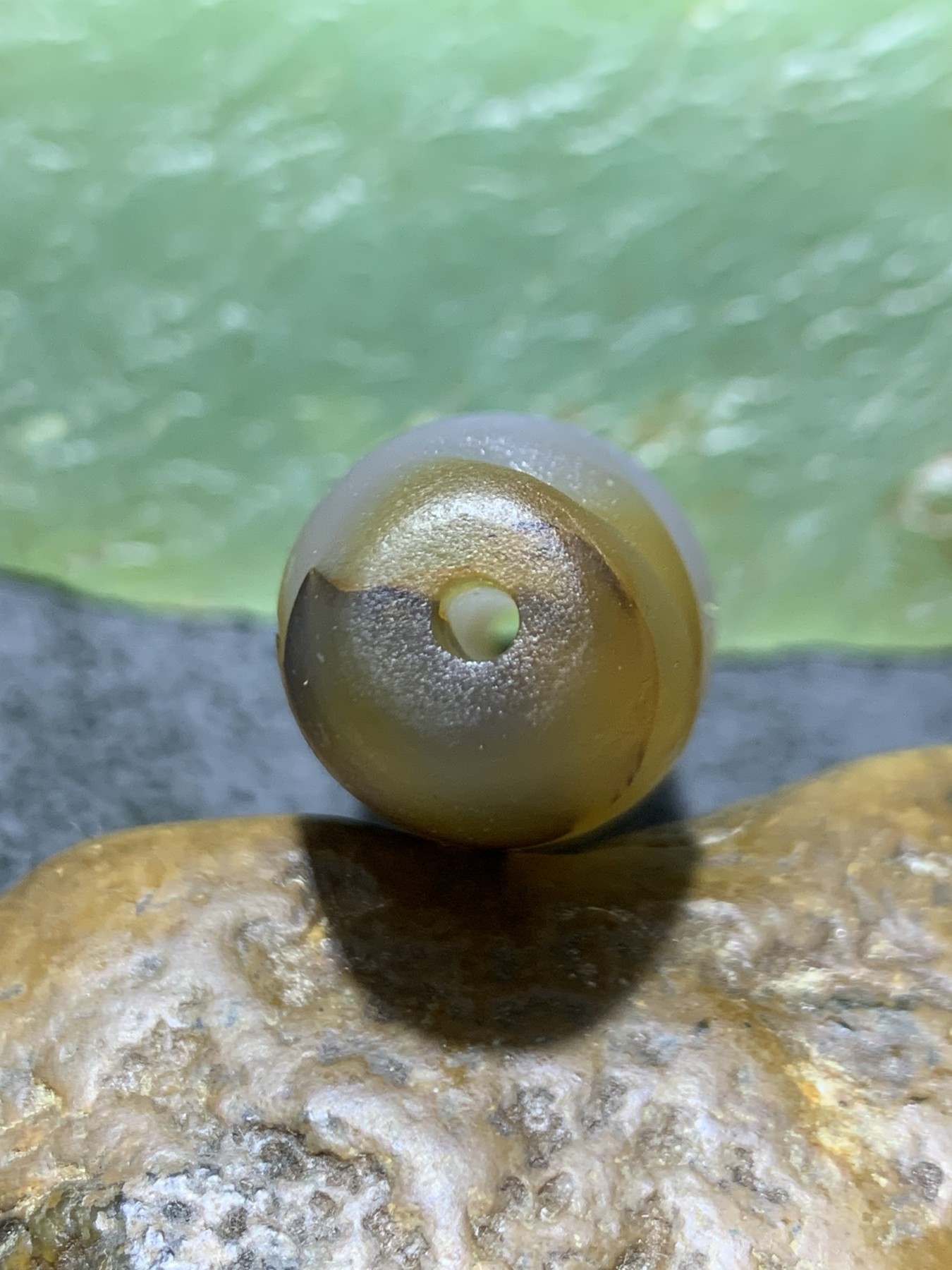 精美亚光高玉化巴西玛瑙手工俏色巧雕活佛济公，禅字大桶珠一个