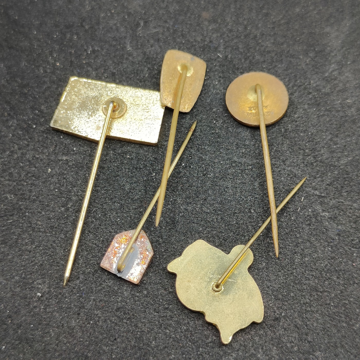 全场0元起拍 第81期 咸鱼国勋章拍卖专场 8月13日（周日）下午6：00开始 东德徽章五个