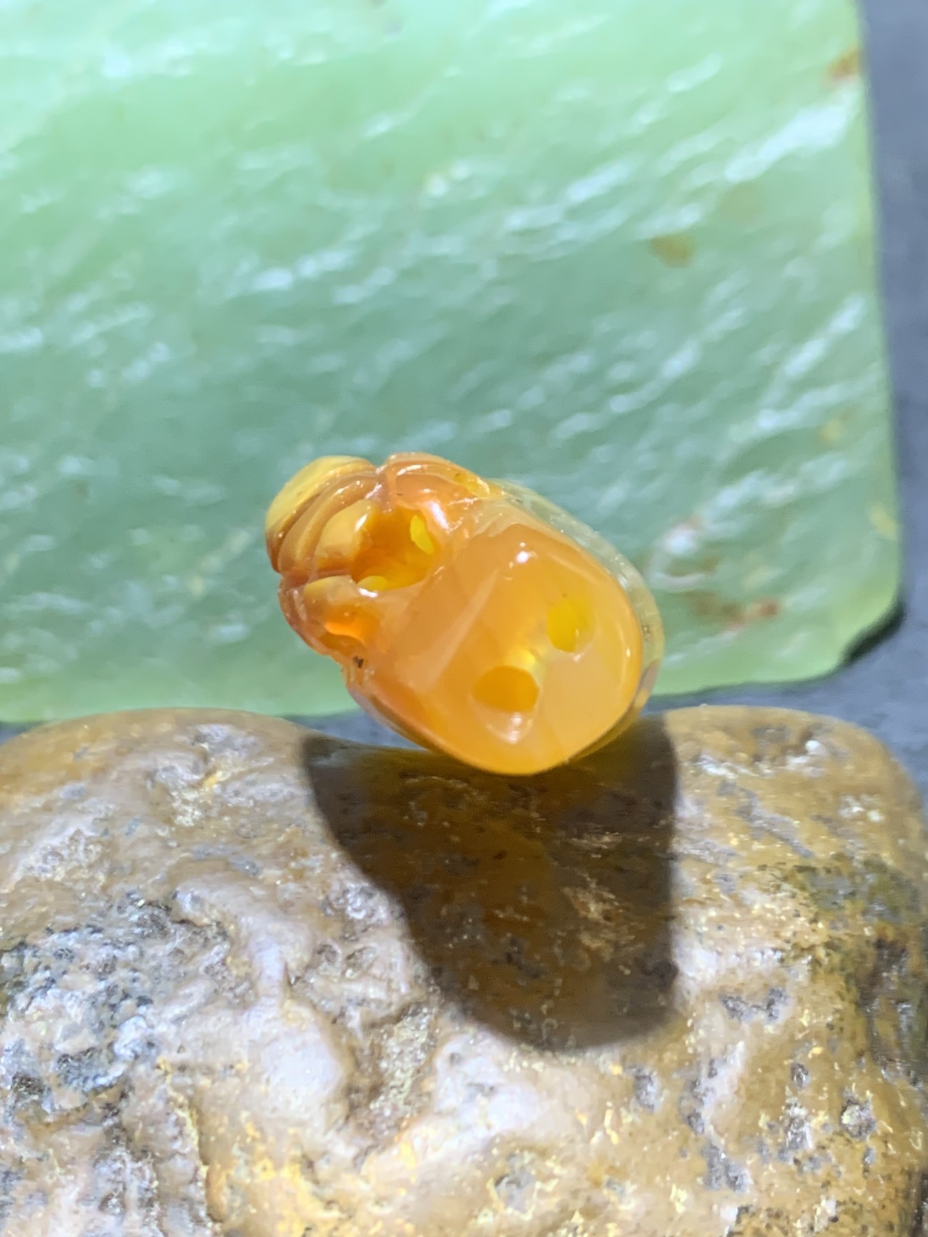 精美手工雕刻天然原皮糖料马达加斯加玛瑙俏色巧雕竹节蜘蛛吊坠(把件)一个，