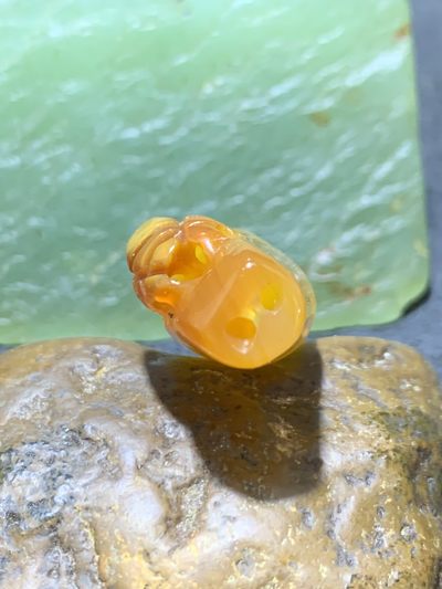 精美手工雕刻天然原皮糖料马达加斯加玛瑙俏色巧雕竹节蜘蛛吊坠(把件)一个， 精美手工雕刻天然原皮糖料马达加斯加玛瑙俏色巧雕竹节蜘蛛吊坠(把件)一个，