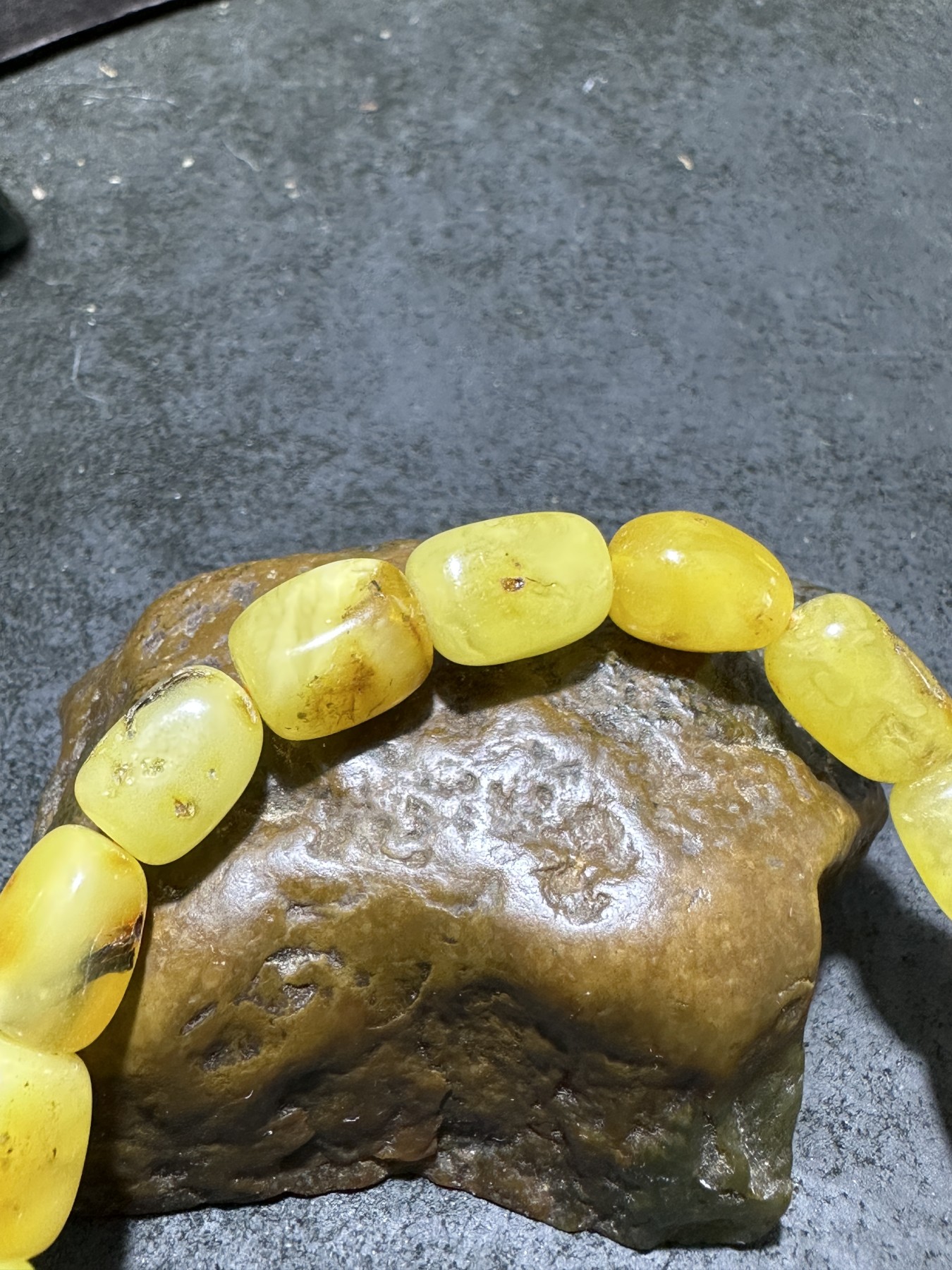天然乌克兰蜜蜡随形手串1条！