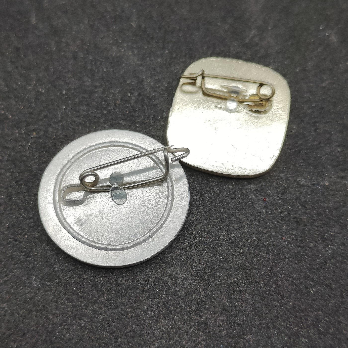 全场0元起拍 第81期 咸鱼国勋章拍卖专场 8月13日（周日）下午6：00开始 东德建国15年 17年纪念章两个