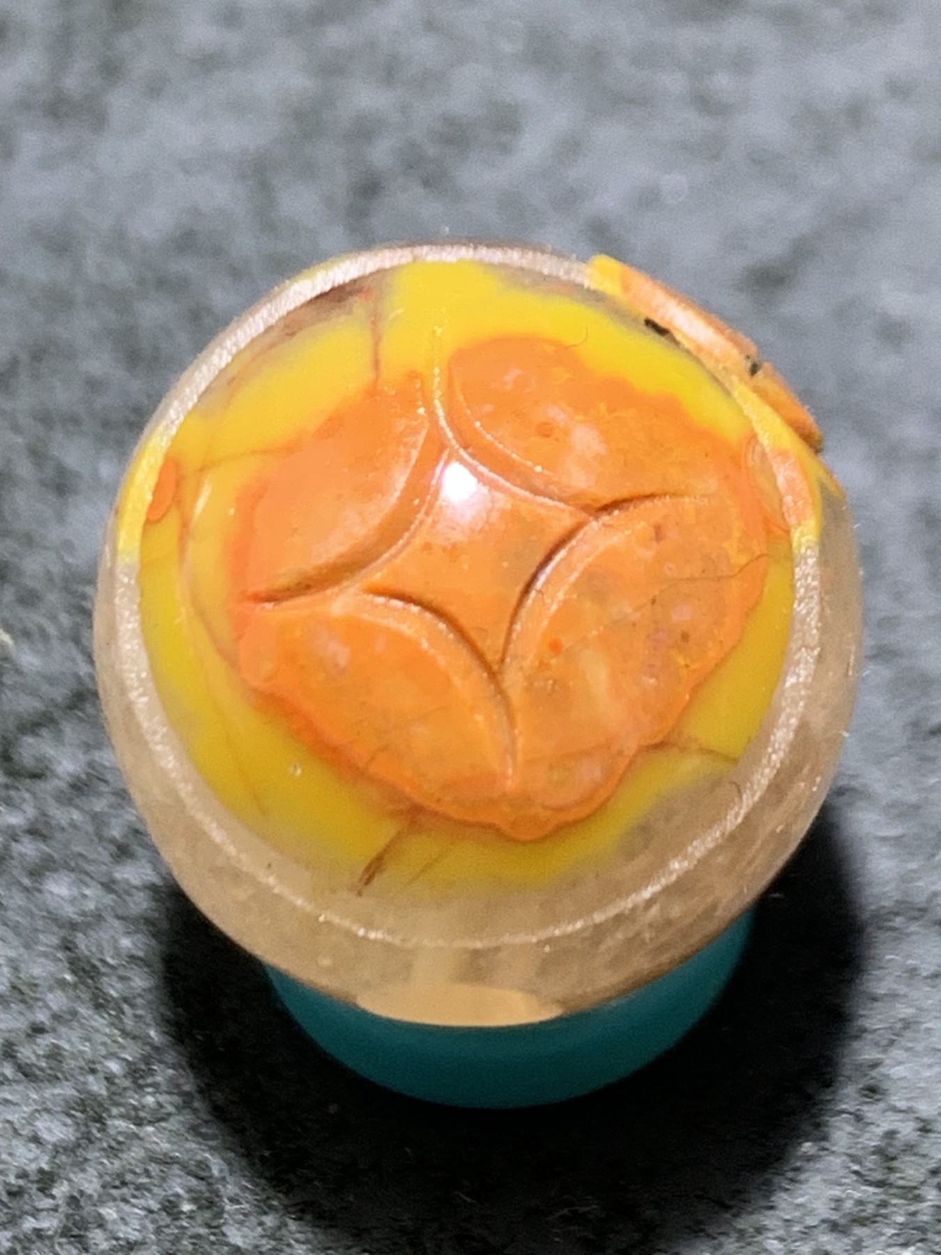 精美冰飘战国红玛瑙手工俏色巧雕连中三元圆珠一个，