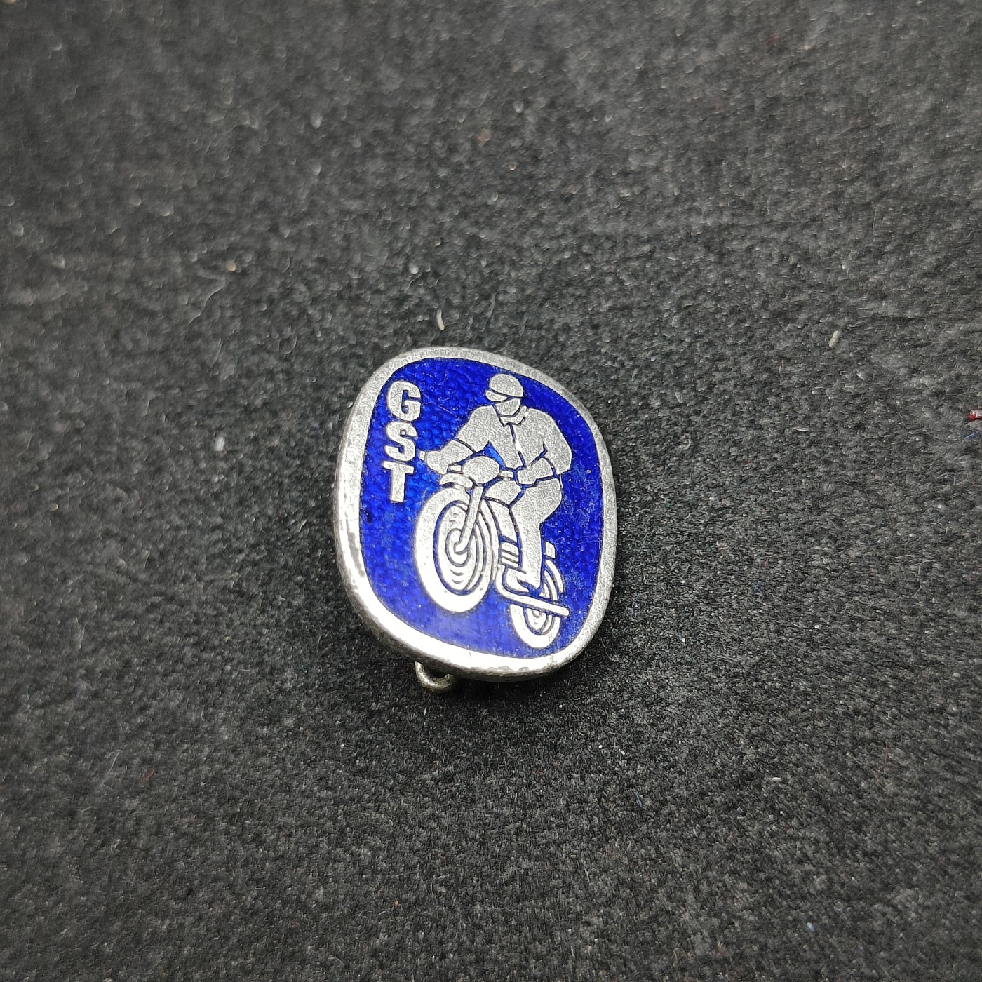 全场0元起拍 第81期 咸鱼国勋章拍卖专场 8月13日（周日）下午6：00开始 东德gst摩托车驾驶技能章