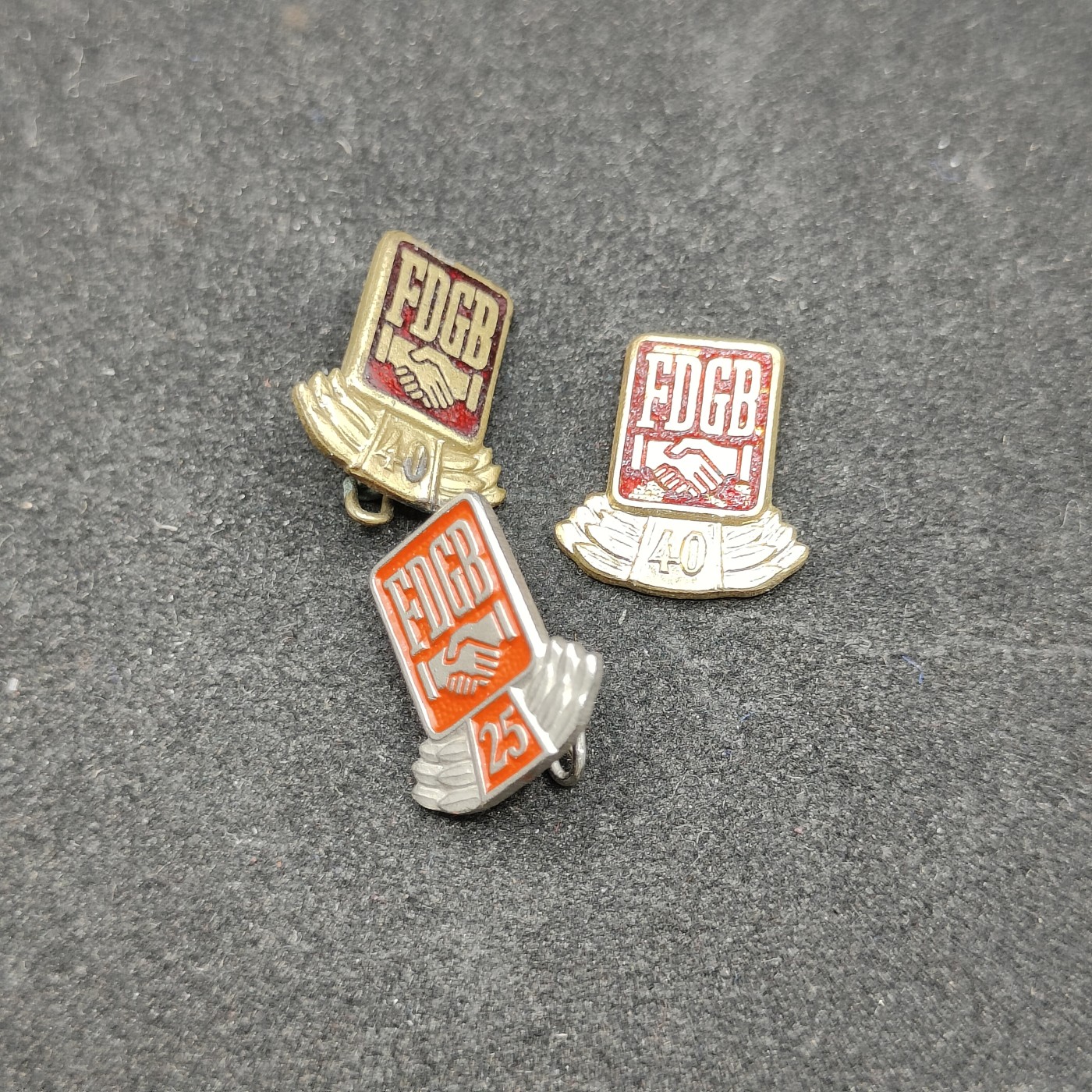 全场0元起拍 第81期 咸鱼国勋章拍卖专场 8月13日（周日）下午6：00开始 东德FDGB徽章三个