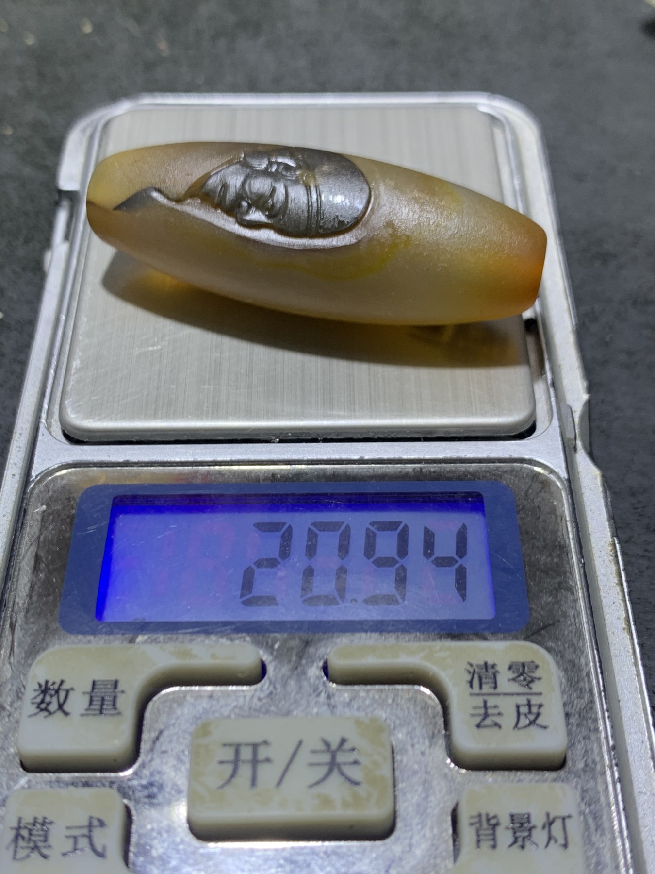 精美亚光高玉化巴西玛瑙手工俏色巧雕活佛济公，禅字大桶珠一个