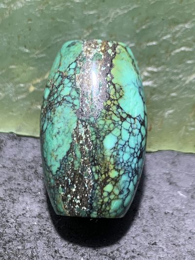 精美十堰高瓷蓝网花松石桶珠一颗 精美十堰高瓷蓝网花松石桶珠一颗