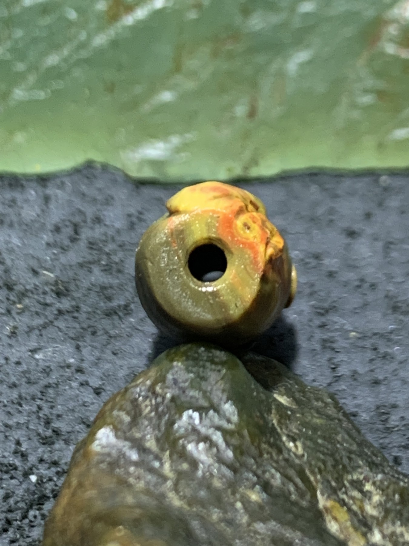 精美亚光高玉化战国红玛瑙手工雕刻一心向佛，日月同辉，意境小桶珠一颗！