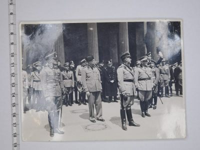 小驴勋章奖章收藏8月12号周六晚18点拍卖 - 德军将领拜访意大利大幅照片，前排站着德意双方高级将领