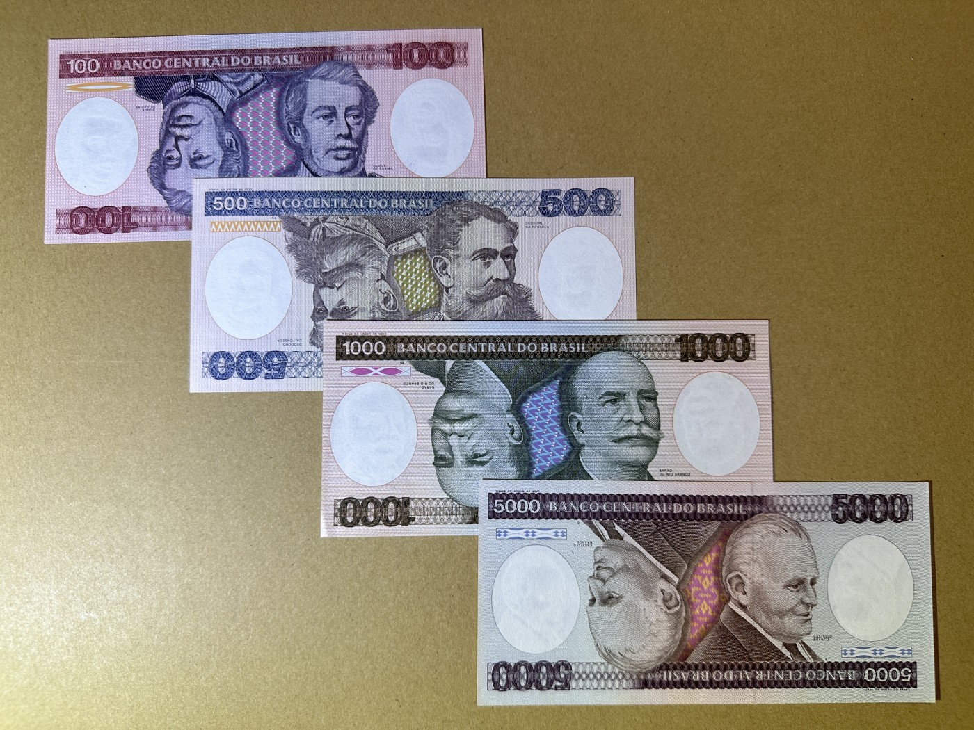 《张总收藏》113期—缤纷外币 精品荟萃 巴西100-5000克鲁塞罗4张 UNC 1981-1985年版 5000边缘有荧光