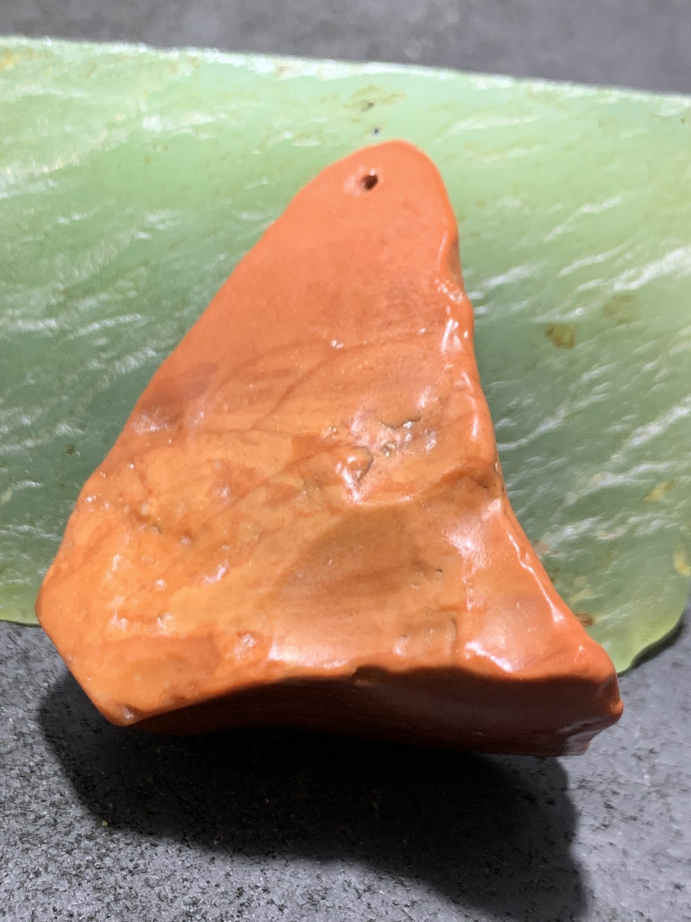 精美戈壁红碧玉手工雕刻道字把件（吊坠)一个！