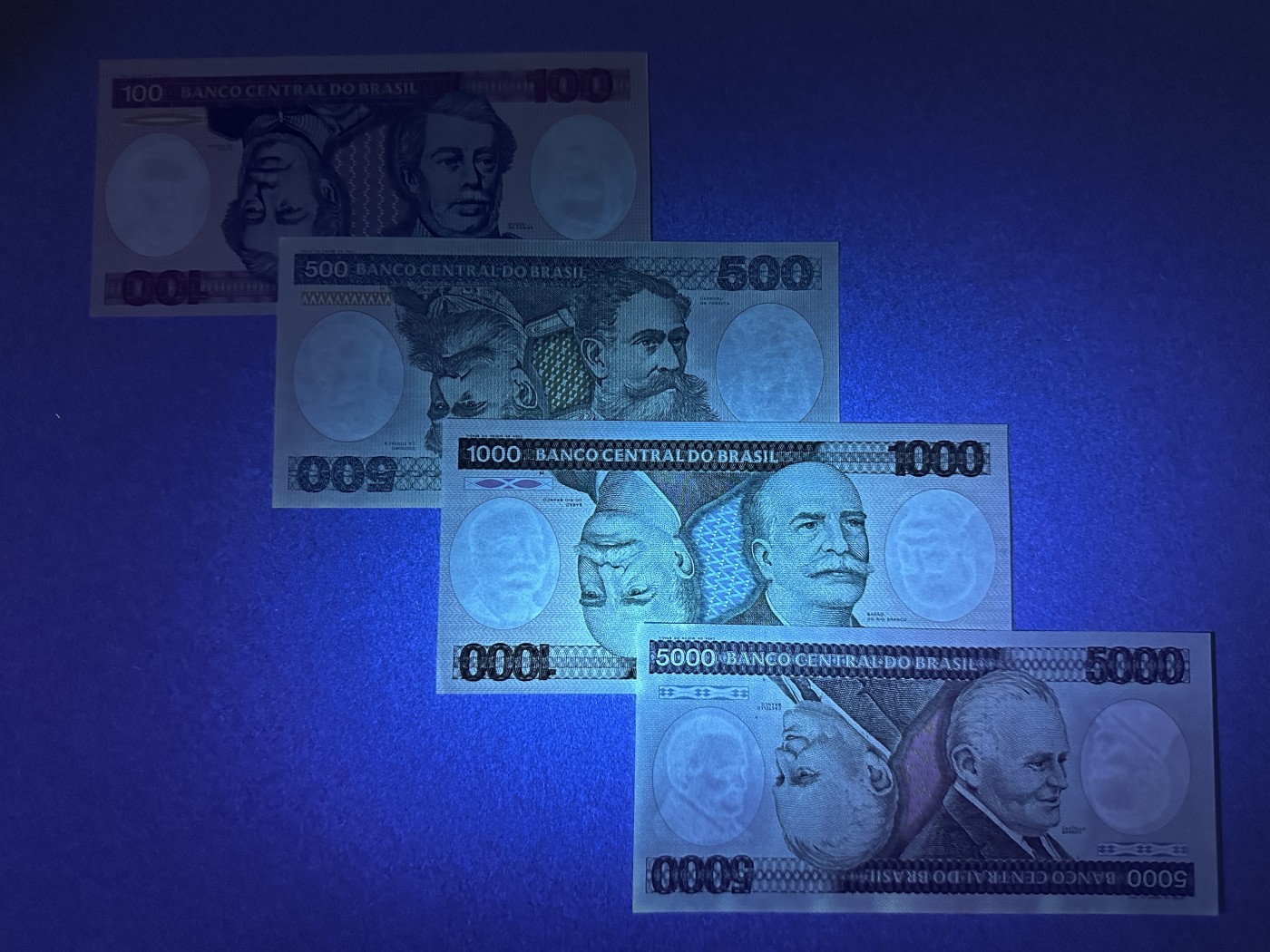 《张总收藏》113期—缤纷外币 精品荟萃 巴西100-5000克鲁塞罗4张 UNC 1981-1985年版 5000边缘有荧光