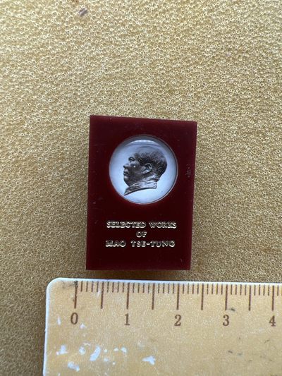 红色收藏像章专场 - 外文书本造型像章