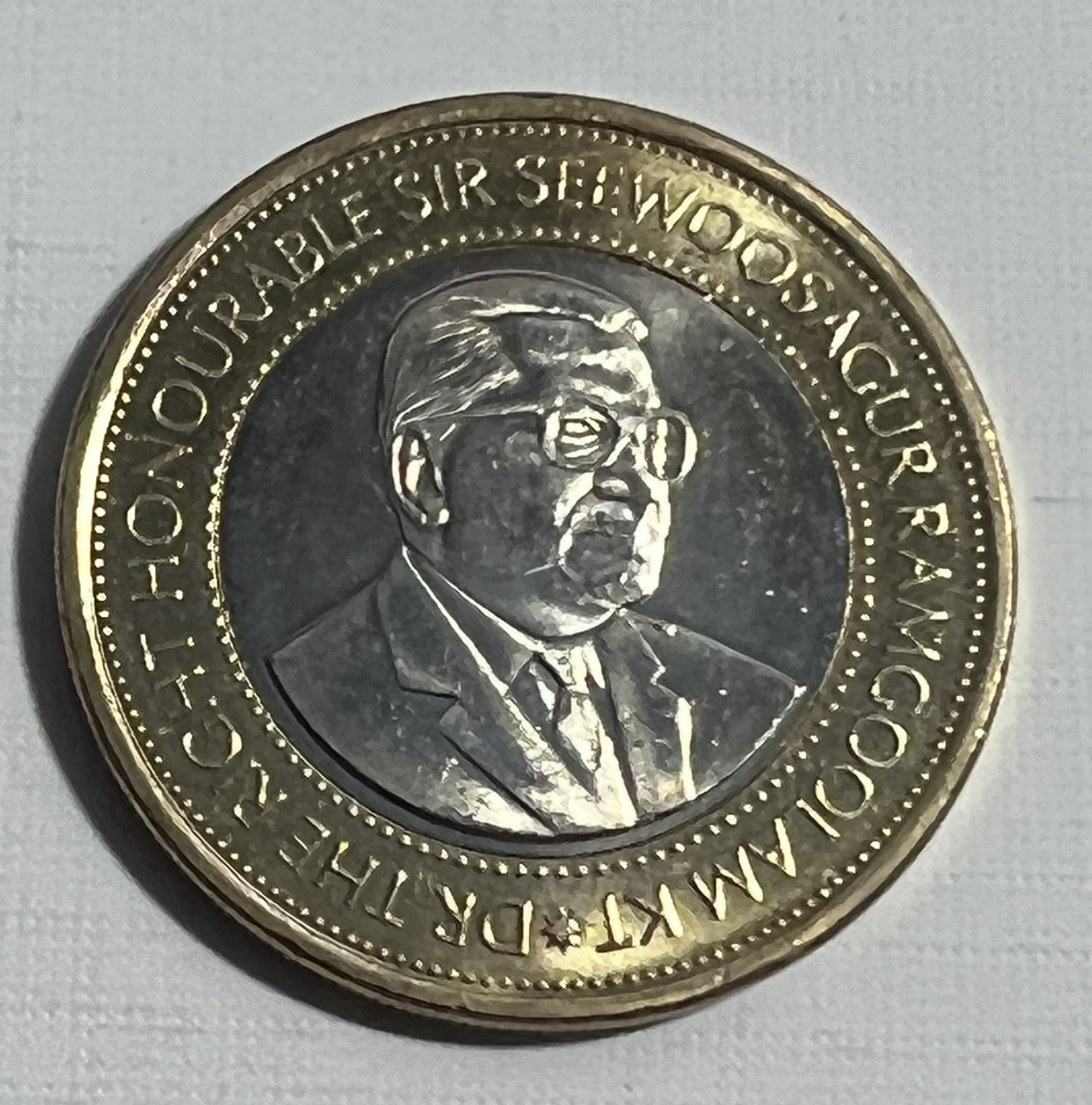 S&S Numismatic世界钱币-拍卖 第124期  毛里求斯2007年 西沃萨古尔·拉姆古兰爵士 20卢比双色币