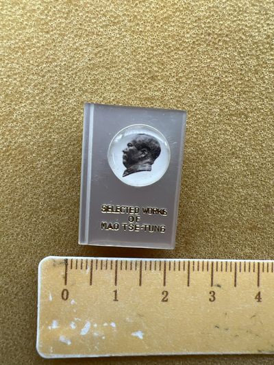 红色收藏像章专场 - 外文书本造型像章