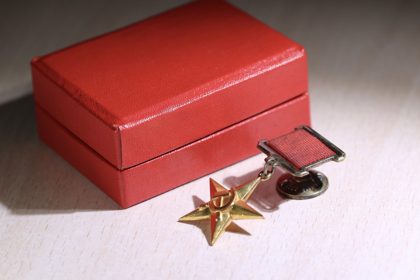 大猫徽章拍卖第230期 苏联小金星 好品带盒 金质