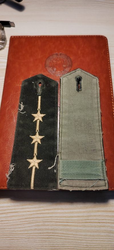 第三场拍卖 - 90年六号上尉肩章