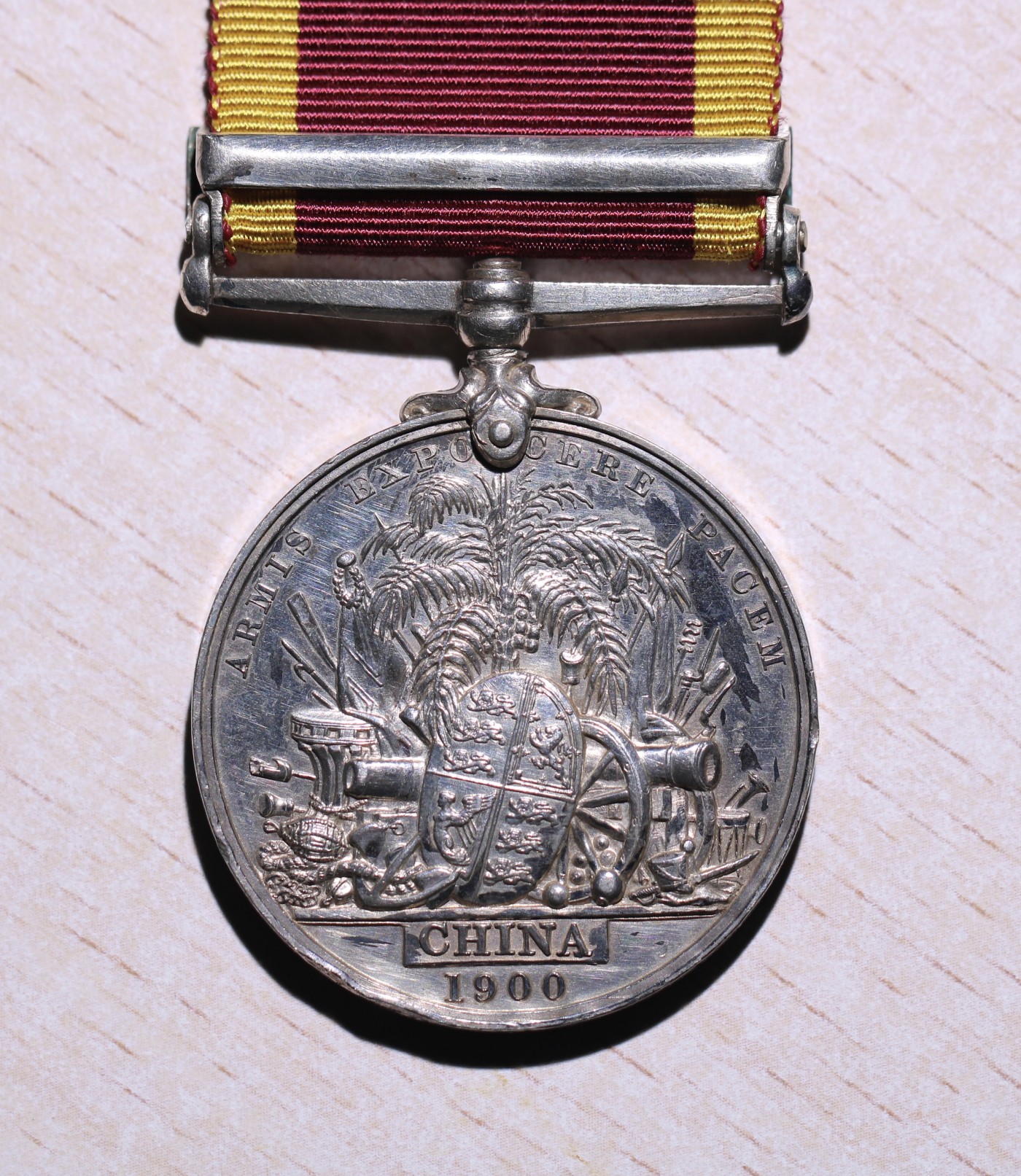 大猫徽章拍卖第230期 勿忘国耻 英国1900八国联军侵华奖章 银制带边铭 极少见带 北京救援条 该章授予英国远征舰队旗舰百夫长号战列舰上的一等水兵海尼金