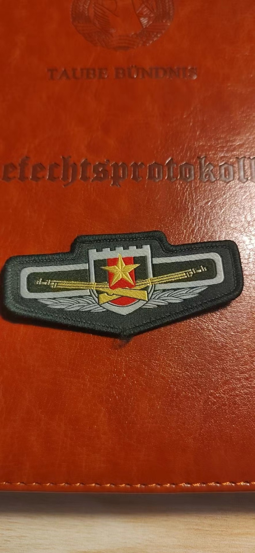 第三场拍卖 胸标一枚