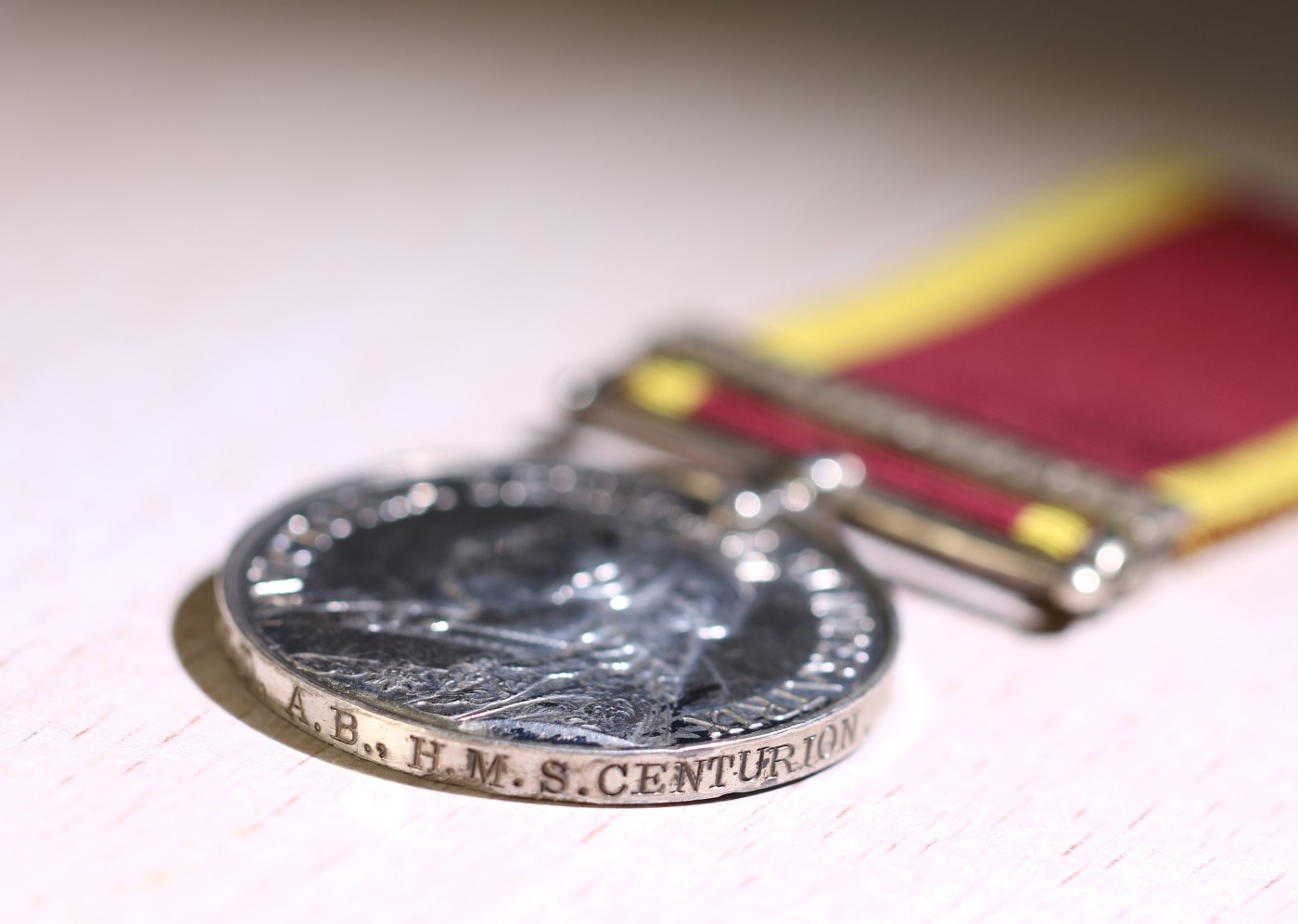 大猫徽章拍卖第230期 勿忘国耻 英国1900八国联军侵华奖章 银制带边铭 极少见带 北京救援条 该章授予英国远征舰队旗舰百夫长号战列舰上的一等水兵海尼金