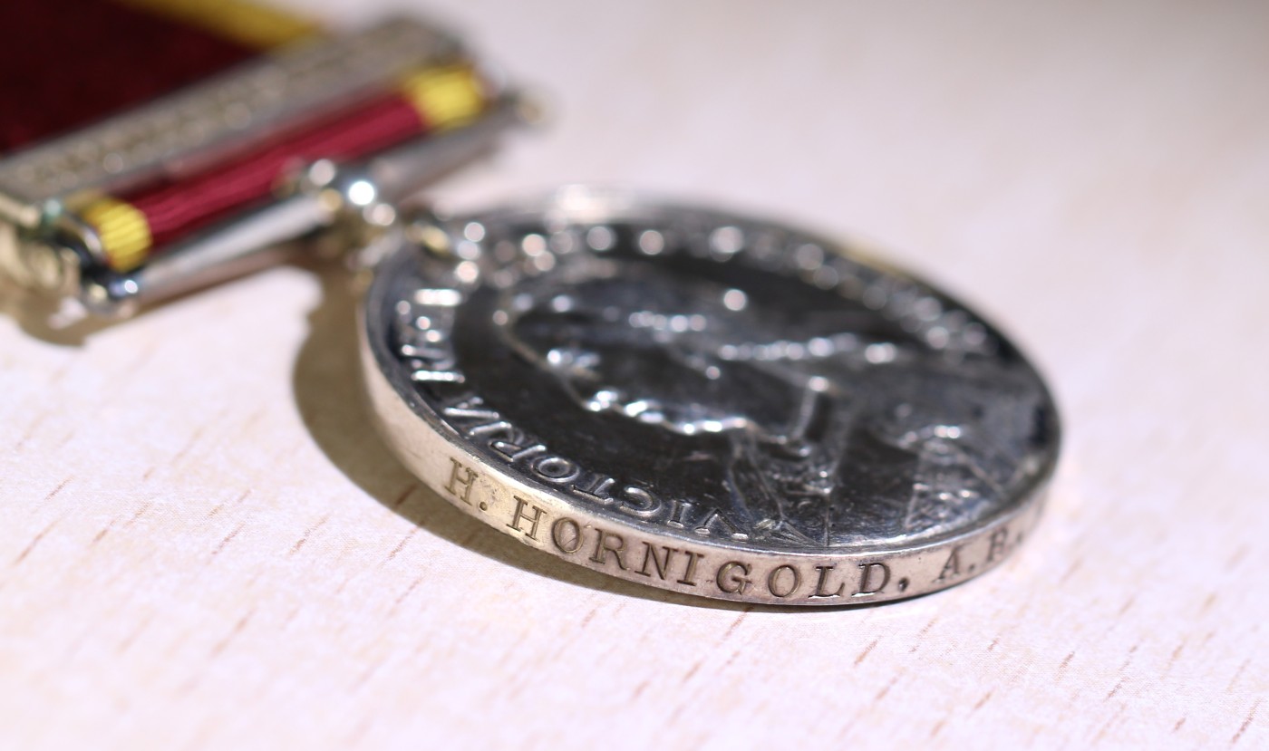 大猫徽章拍卖第230期 勿忘国耻 英国1900八国联军侵华奖章 银制带边铭 极少见带 北京救援条 该章授予英国远征舰队旗舰百夫长号战列舰上的一等水兵海尼金