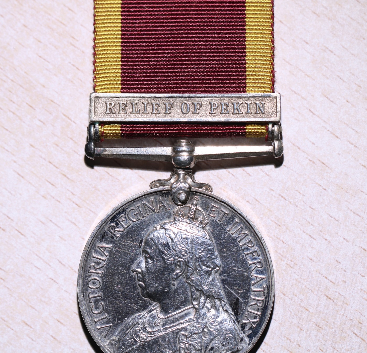 大猫徽章拍卖第230期 勿忘国耻 英国1900八国联军侵华奖章 银制带边铭 极少见带 北京救援条 该章授予英国远征舰队旗舰百夫长号战列舰上的一等水兵海尼金