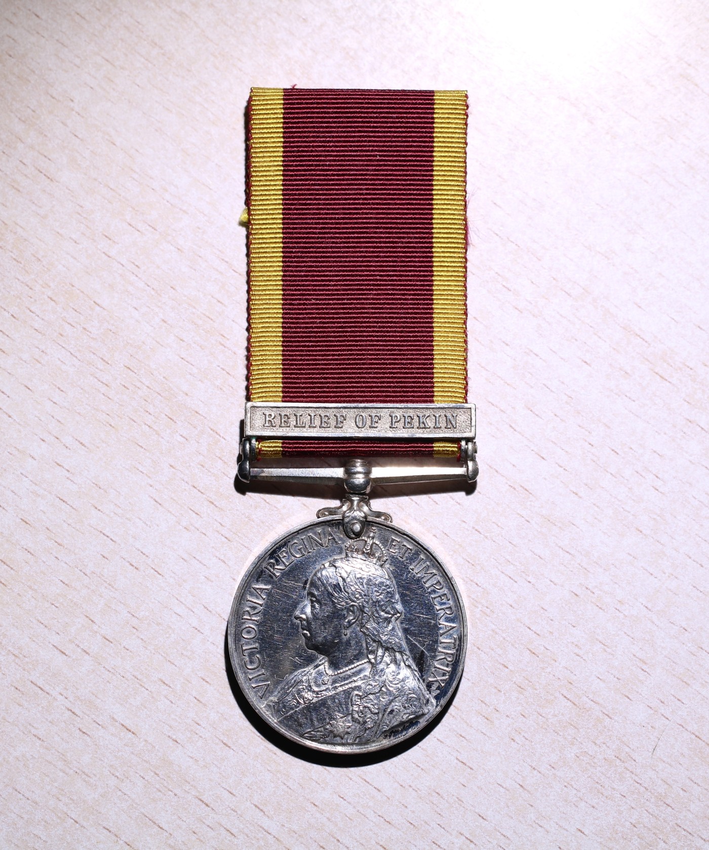 大猫徽章拍卖第230期 勿忘国耻 英国1900八国联军侵华奖章 银制带边铭 极少见带 北京救援条 该章授予英国远征舰队旗舰百夫长号战列舰上的一等水兵海尼金