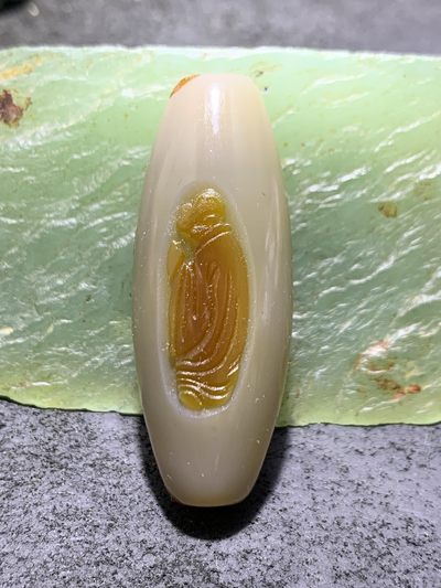 精美亚光高玉化巴西玛瑙手工俏色巧雕立地成佛大桶珠一个！ - 精美亚光高玉化巴西玛瑙手工俏色巧雕立地成佛大桶珠一个！