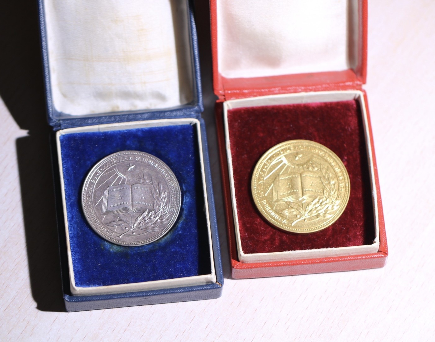 大猫徽章拍卖第230期 苏联原盒学霸一组