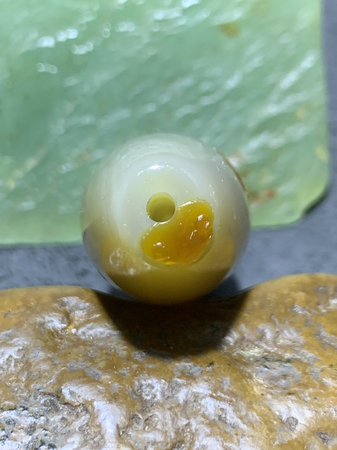 精美亚光高玉化巴西玛瑙手工俏色巧雕立地成佛大桶珠一个！