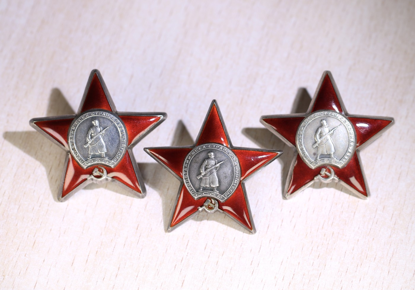 大猫徽章拍卖第230期 红星勋章一组三枚 近全新 档案齐全  其中487288号段为银轮 女战士
