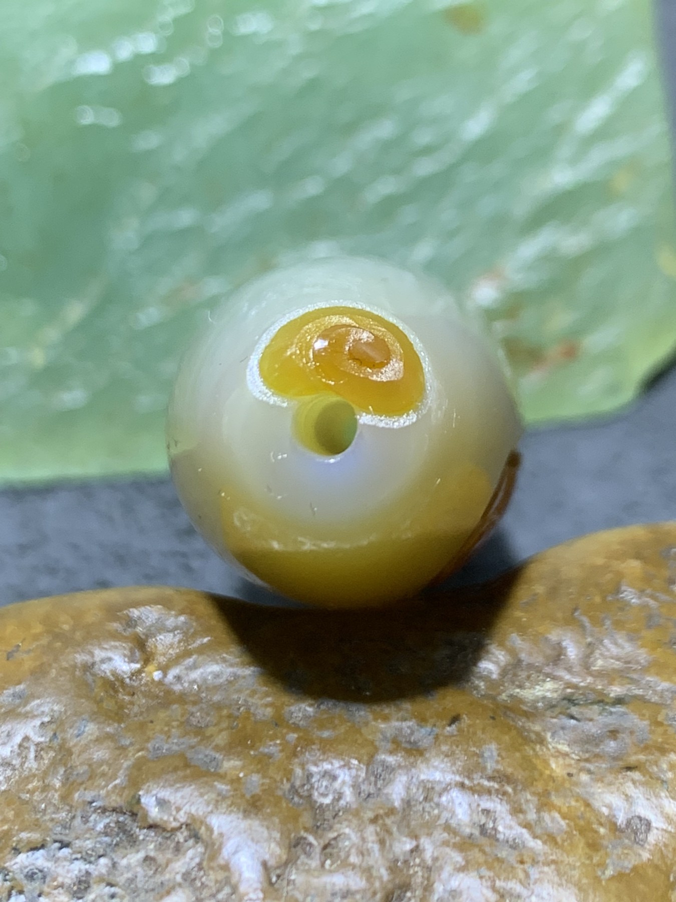 精美亚光高玉化巴西玛瑙手工俏色巧雕立地成佛大桶珠一个！