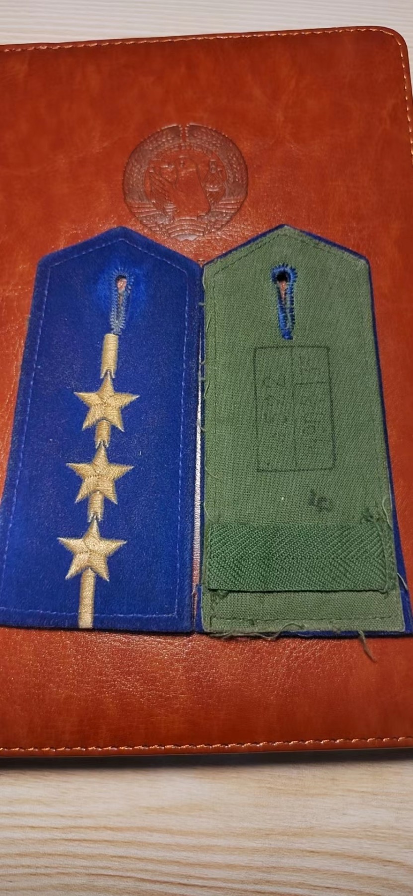 第三场拍卖 八七式三号空军上尉肩章