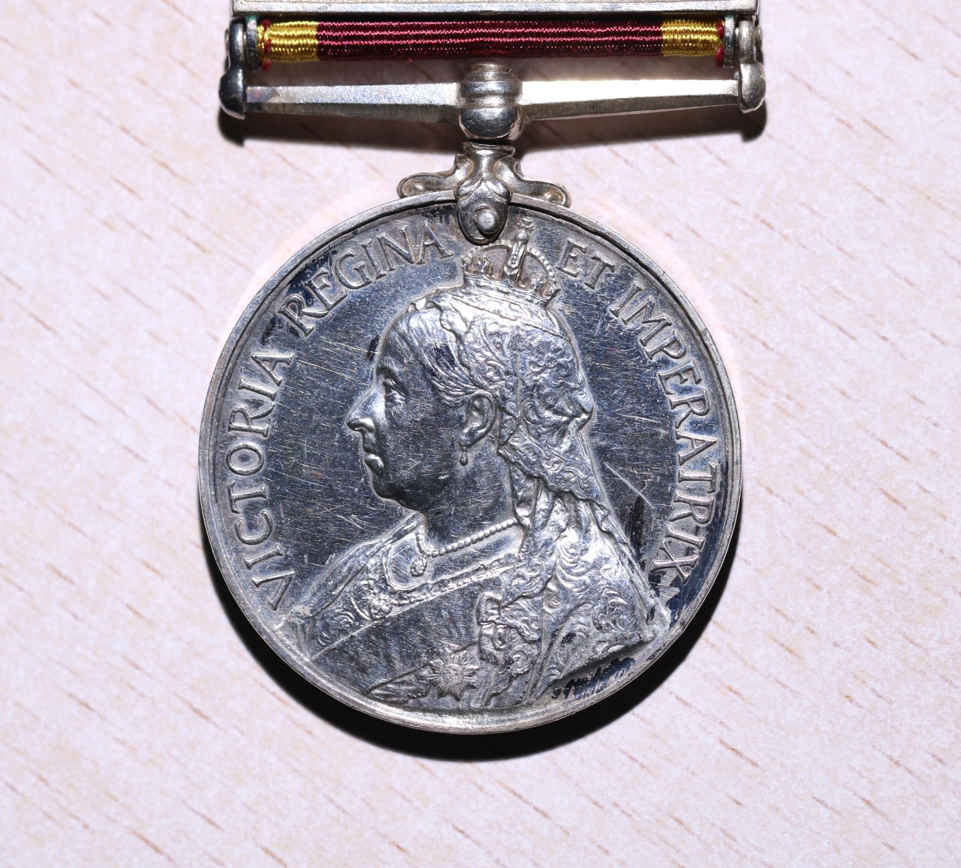 大猫徽章拍卖第230期 勿忘国耻 英国1900八国联军侵华奖章 银制带边铭 极少见带 北京救援条 该章授予英国远征舰队旗舰百夫长号战列舰上的一等水兵海尼金