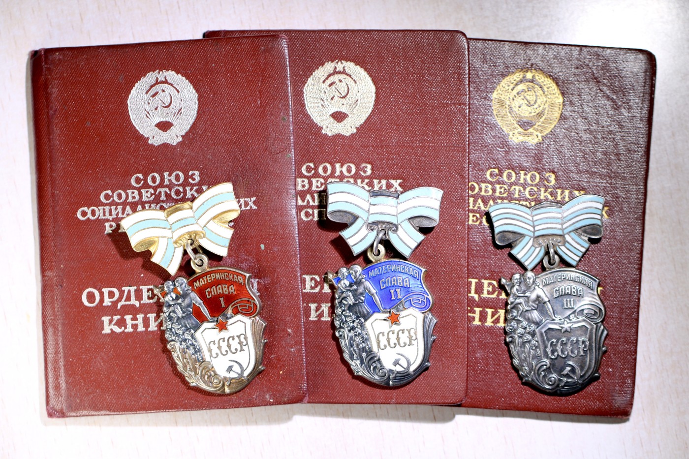 大猫徽章拍卖第230期 苏联母亲勋奖章一组 同一人获得