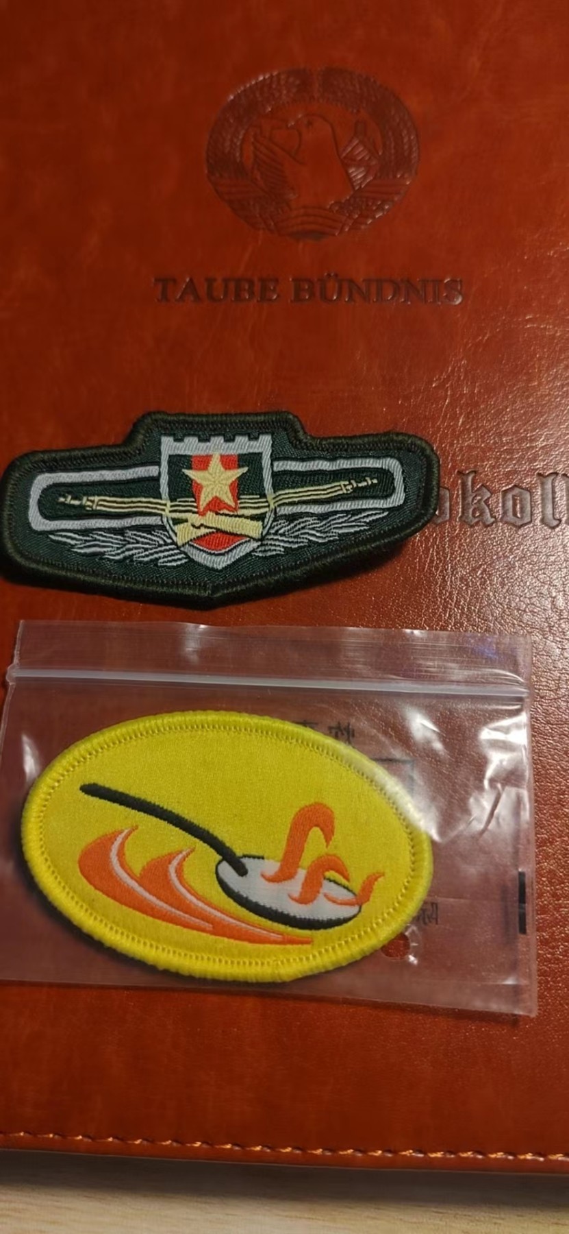 第三场拍卖 胸标两枚